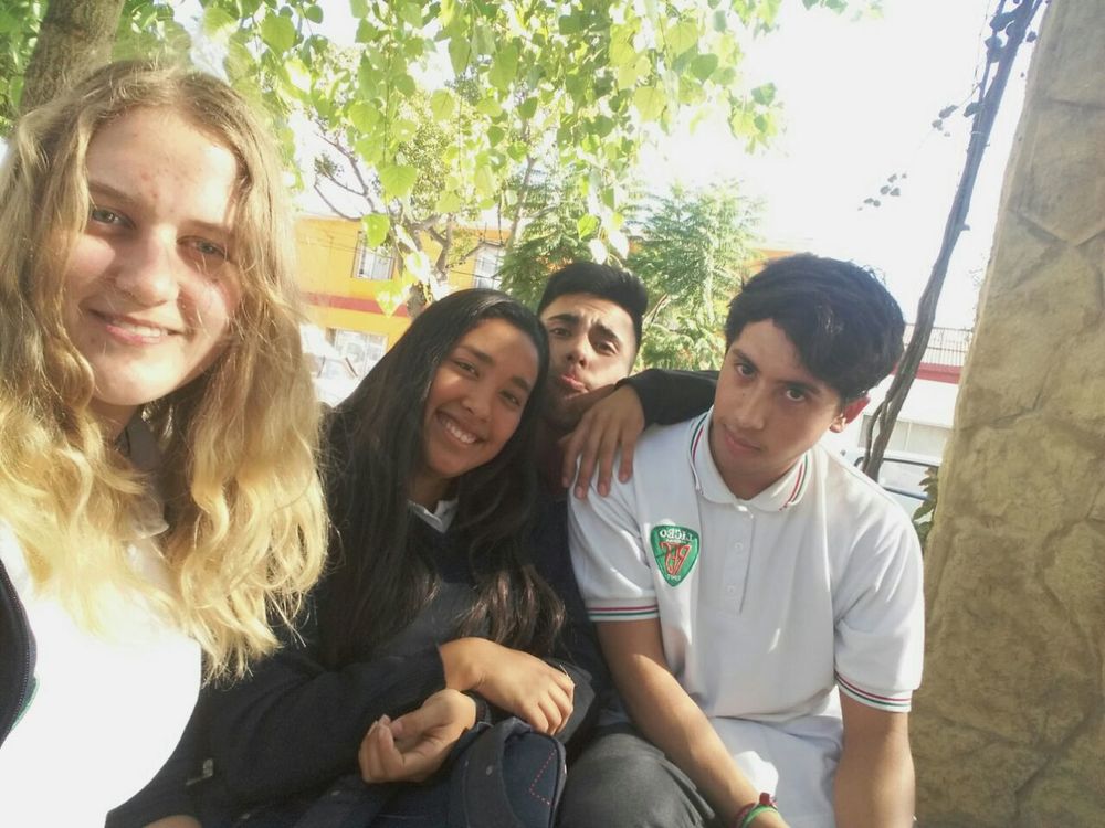 Austauschschülerin mit Freunden in Chile